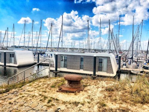 Grossenbrode Boat Rental | Schwimmendes Ferienhaus Heimathafen