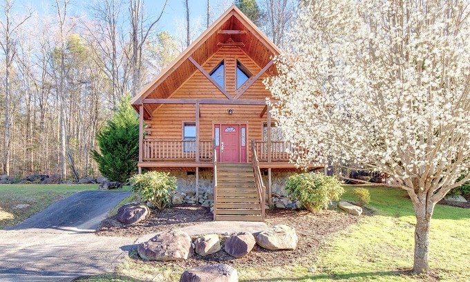 White Oak Lodge Cabin | Screened-In Porch With Hot Tub, Upscale Finishes + Resort Amenities