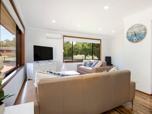 Callala Beach House | Sea and Sun Pet Friendly 4 Mins to Beach