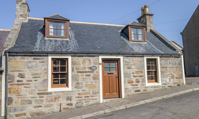 Cullen House | SEA BREEZE COTTAGE, family friendly, with a garden in Cullen