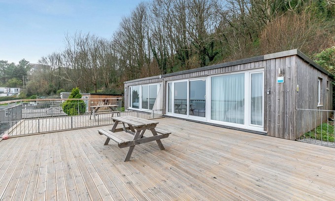 Millendreath Apartment | Sea Breeze Premier apartments are perfect for a getaway with friends.