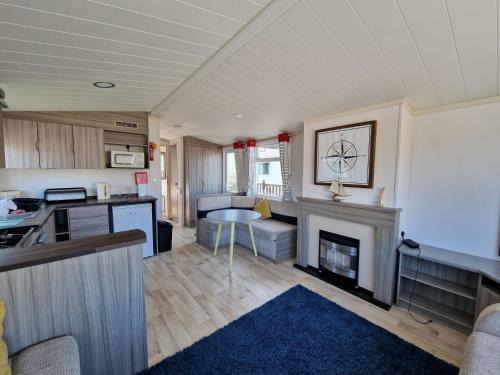 Aberystwyth House | Sea Breeze Retreat 2 Bedroom Pet Friendly Caravan in Clarach Bay