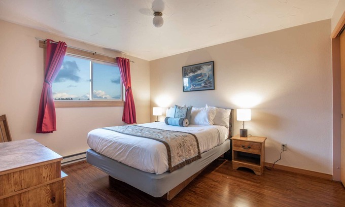 Ocean Shores Hotel | Sea Dreamer - 1 Bedroom Suite with 1 King and 1 Queen Bed at Wanderlust Inn, Pet Friendly