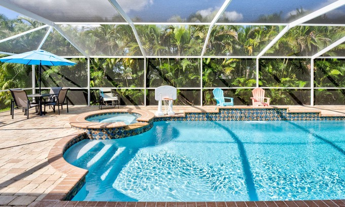 Jacarandas House | Sea La Vie 3/2 Pool & Jacuzzi Close to Downtown Fort Myers River District