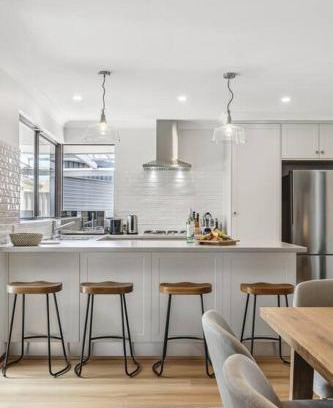 Broadwater House | Sea La Vie ~ Pet Friendly Coastal Chic Broadwater Retreat