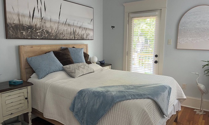 Oakwood Historic District Bed & Breakfast | Sea Room at The Dragonfly Inn