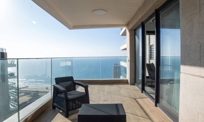 Bat Yam Apartment | Sea-side 4 BR Apt with Gym
