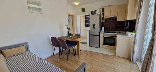 Marina Apartment | Sea-View Apartment - Sleeps 4 Parking & Balcony