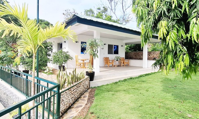 San Juan House | Sea View Deluxe Bungalow with WiFi and AC Within The Casa Feliz Ocean Resort