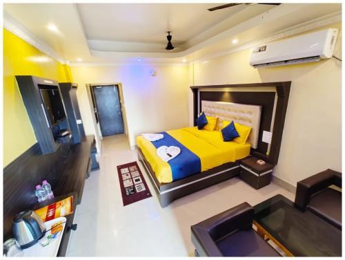 Ayodhya House | SEA VIEW from ROOFTOP And BALCONY- Beachfront Hotel - PRIVATE BEACH AREA- GARDEN - HOTEL Retreat Asish Puri