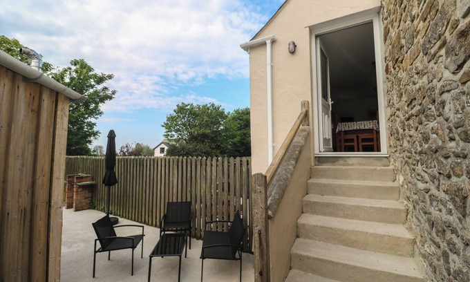 Rosudgeon Cottage | SEA VIEW LOFT, pet friendly, character holiday cottage in Rosudgeon