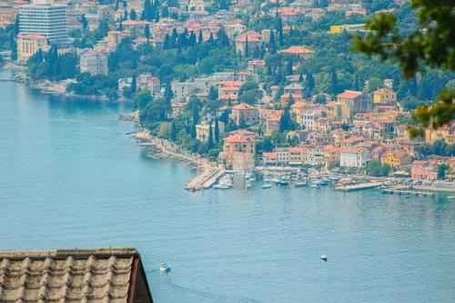Rubesi Apartment | Sea View Retreat With 170Mbps WiFi And Sunny Balcony