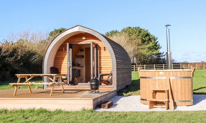 St. Buryan Cottage | SEA VIEW, romantic, with hot tub in St Buryan