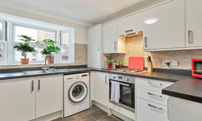 Kemptown House | Seabright Townhouse- Super Stylish House- Parking for one Car- Sleeps up to 12