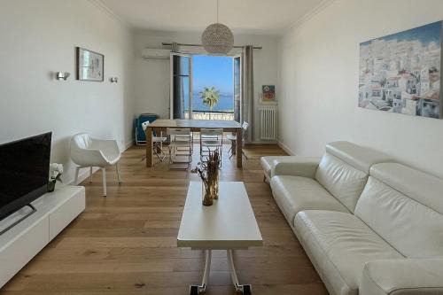 La Californie Apartment | Seafront Apartment for 6 Promenade des Anglais