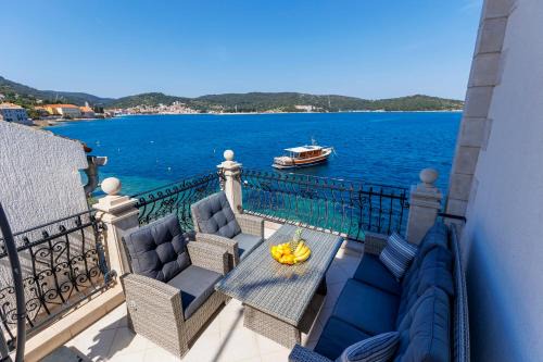 Vis Apartment | Seafront Apartment For4