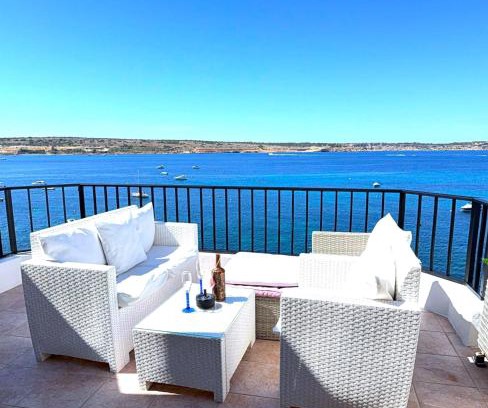 Għadira Apartment | Seafront apartment Terrace, lounger & Panoramic ocean views