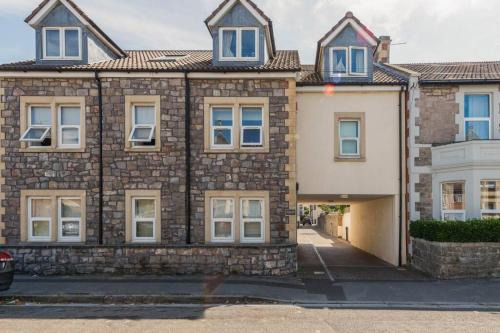 Weston-super-Mare Apartment | Seafront flat-private parking-short walk to town