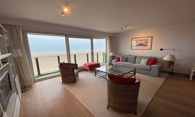 Albertstrand Apartment | Seafront Palm Beach Stay