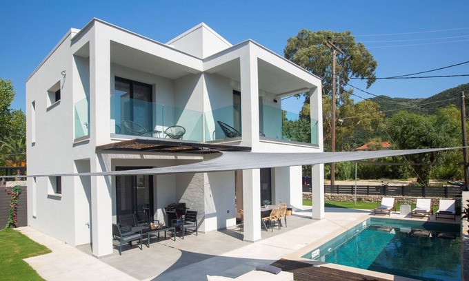 Vassiliki Villa | SEASCAPE VILLAS VASSILIKI Luxury beach villa w pool 20m from beach & town center