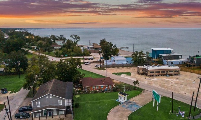 Bacliff Apartment | Seaside Charm & Bayfront Dreams: Sunnyside Retreat