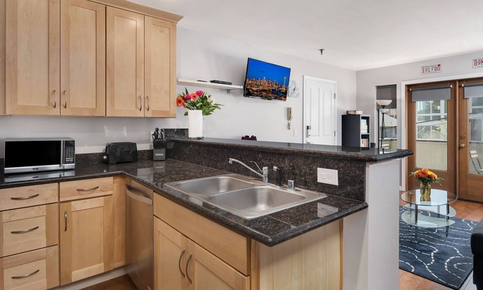 Mann Apartment | Seattle Vacation Home: Thomas Lodge "Boston" - Bright & Comfy, Large Balcony | Garage