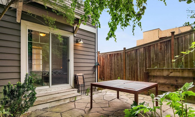 Mann House | Seattle Vacation Home: The Library - 4 bedroom house, great location, sleeps 12
