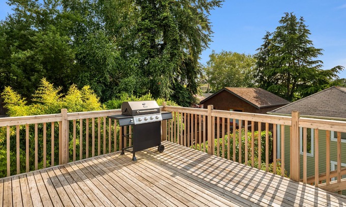 Madrona House | Seattle Vacation Home: The Campus