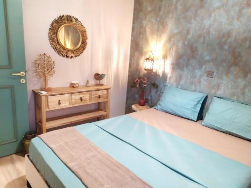 Sarakiniko Apartment | SeaView Backyard