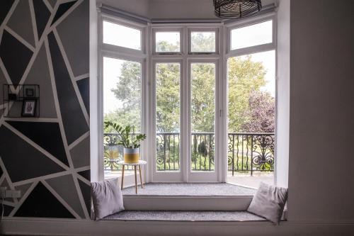 Cleethorpes Apartment | SEAVIEW - Private Balcony - Contractors