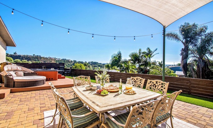 Bay Park House | Seaworld Fireworks View, Hot tub, AC, and Fast Wifi 3BR 2B 4beds 2 sofa beds