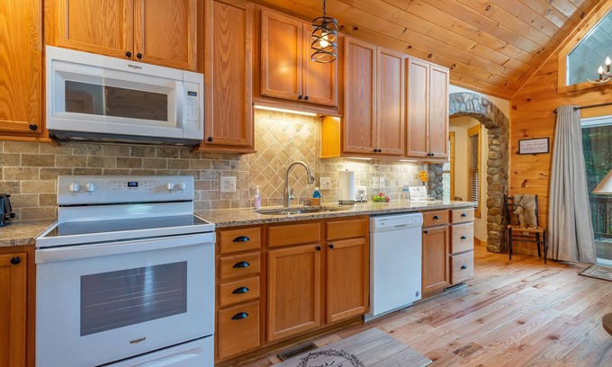 Burnsville Cabin | Secluded + Beautiful Outdoor Spaces + Walkable River Access + Fishing + Hiking