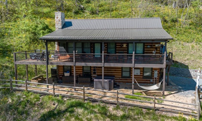 Boone Cabin | Secluded Cabin in Town w/Mountain View