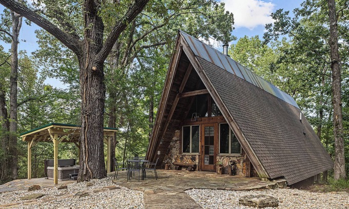 Almo Cabin | Secluded Cabin with Hot Tub, Firepit