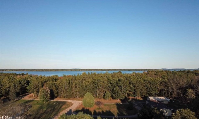 New Lisbon Cabin | Secluded cozy cabin walking distance to Castle Rock Lake - remodeled!