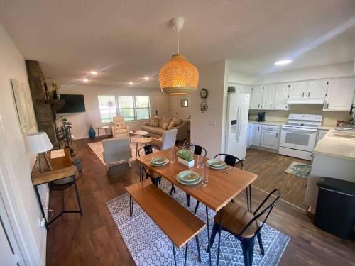 Eureka Springs House | Secluded Lakeview retreat by Eureka Springs-CANOE