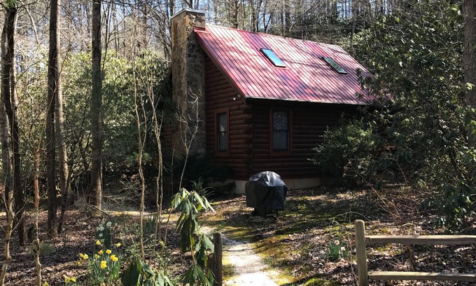 Sautee Nacoochee Cabin | Secluded Log Cabin on creek; near Helen, Anna Ruby Falls and Unicoi