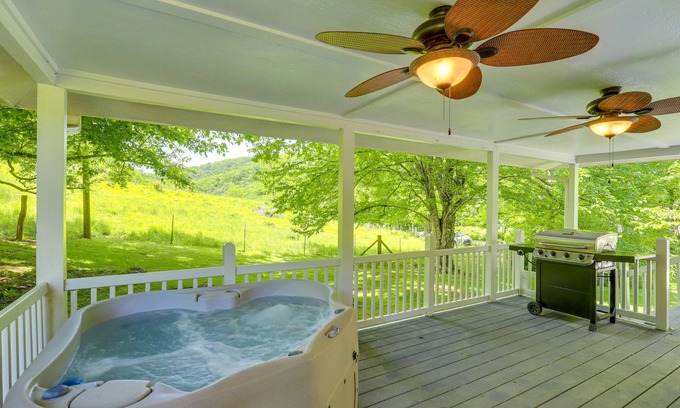 Marshall Cottage | Secluded Marshall Cottage: Hot Tub + Mountain View
