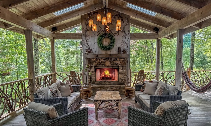Highlands Hills House | Secluded retreat 5 min from Mainstreet - Covered Deck - Fireplaces - NEW UPDATES