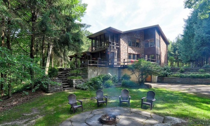 Pullman House | Secluded Riverfront Getaway