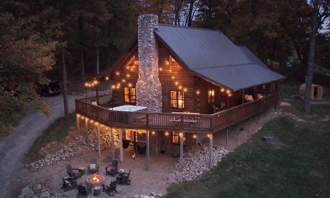 Carbon Hill Cabin | Secluded w/View! Hot tub! Sauna! Sleeps 14!