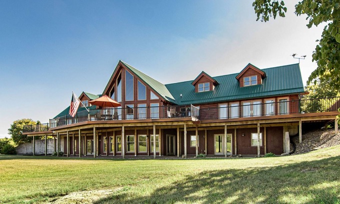 Sabula Cabin | Secluded wooden lodge great for the perfect getaway