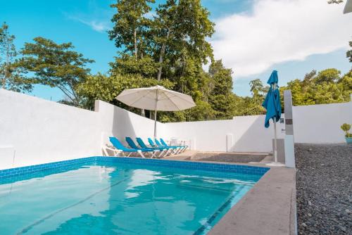 Runaway Bay Cabin | Secret Gems 1 Bedroom Apartment, Pool & Lounge Area