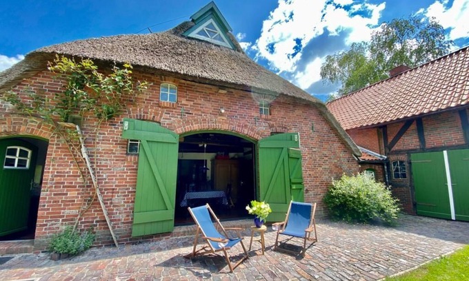 Sehestedt Other | Sehestedt farmhouse with large plot of land directly behind the dyke