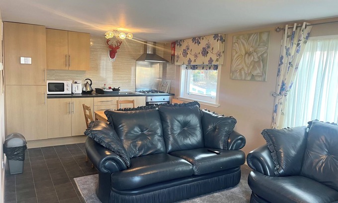 Stepps RV Rental | Self-catering 3 bedroom chalet 5 miles from Glasgow city centre!