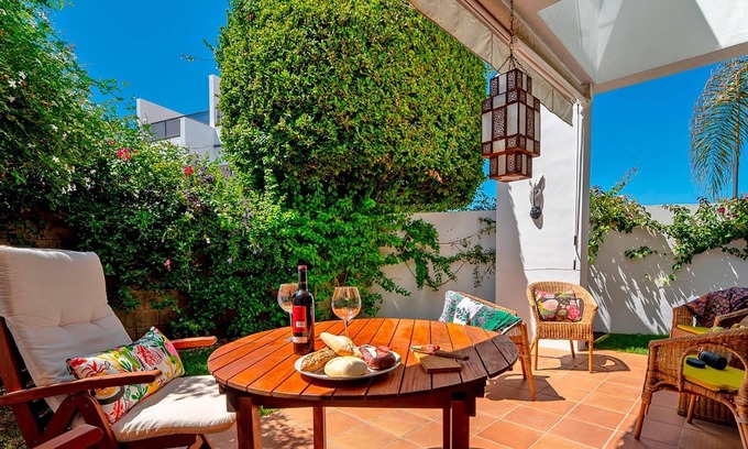 Conil de la Frontera Cottage | Semi-detached villa in exclusive residential complex with shared pool