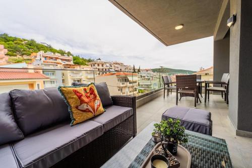 Nea Peramos Apartment | Semiramis Modern - Sleeps 8