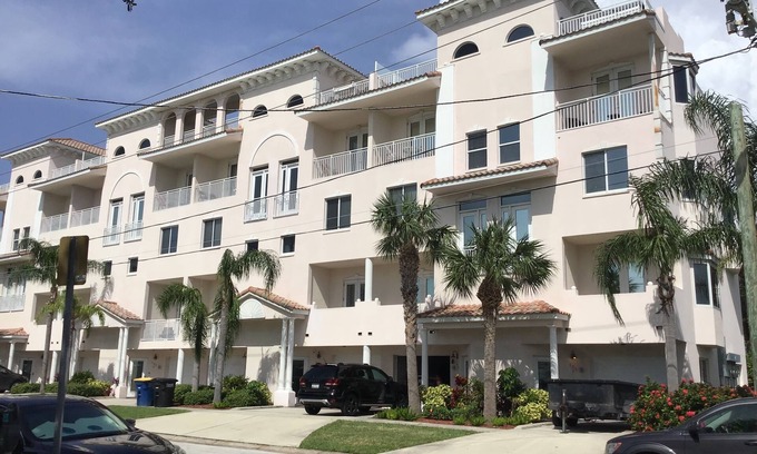 Bay Esplanade House | Sept & Oct Rates REDUCEDnClose to BeachnHot Tub & Elevator