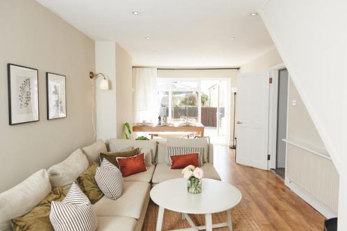 Saundersfoot House | Ser Ar Y Bryn- Lovely family home with garden, walk to the village and beach