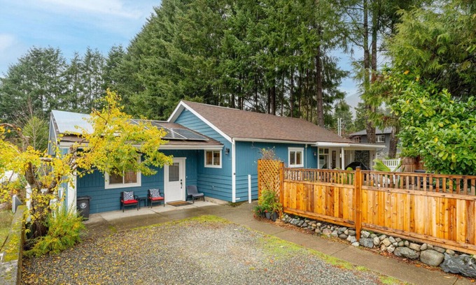 Lake Cowichan House | Serene Cottage By The Lake